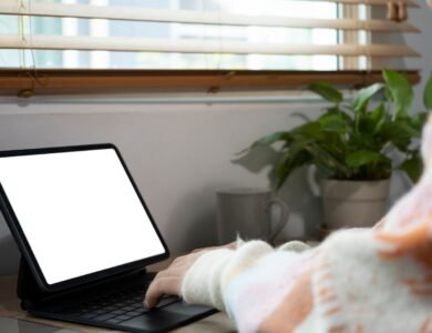 IA já reduz emprego e renda de jovens brasileiros, diz estudo: o que fazer para se preparar?