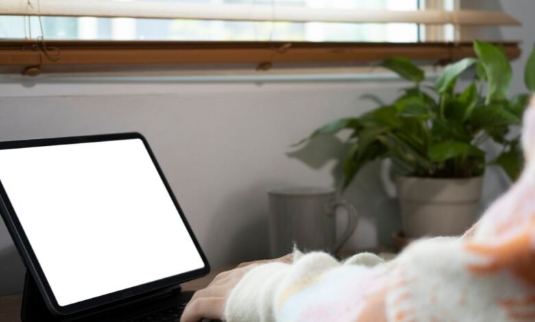 IA já reduz emprego e renda de jovens brasileiros, diz estudo: o que fazer para se preparar?