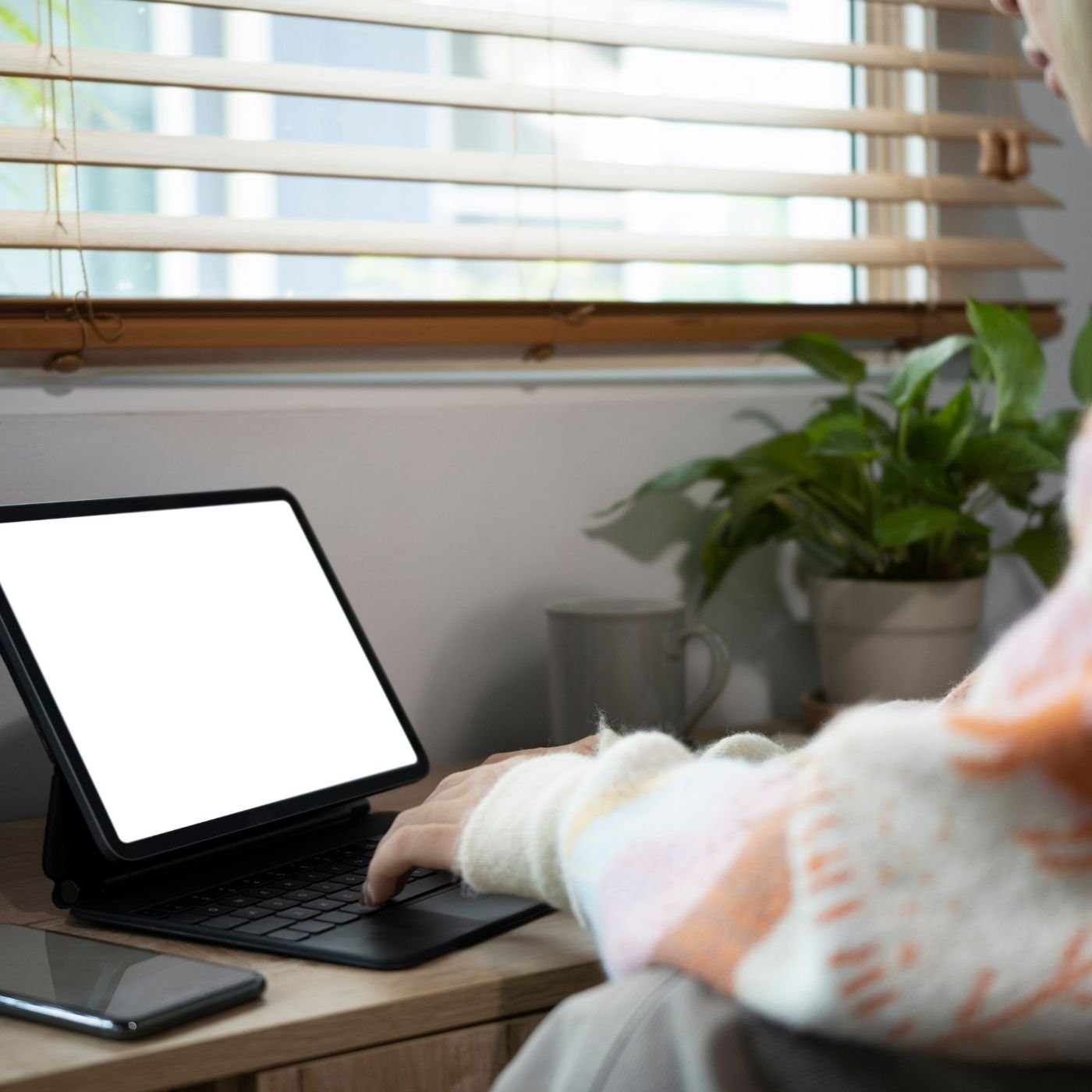 IA já reduz emprego e renda de jovens brasileiros, diz estudo: o que fazer para se preparar?